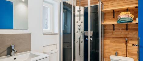 Douche, serviettes fournies