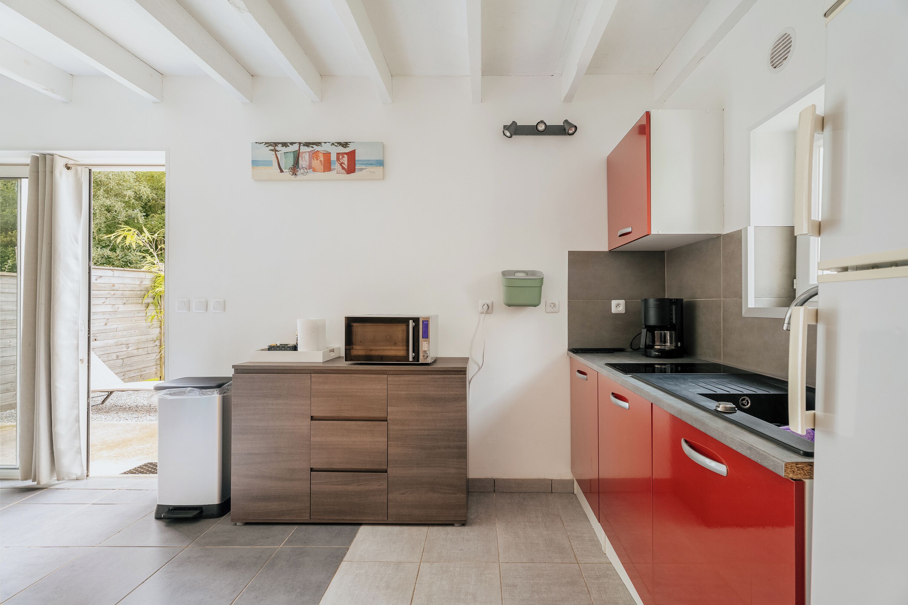 Réfrigérateur, micro-ondes, plaque de cuisson, cafetière/bouilloire