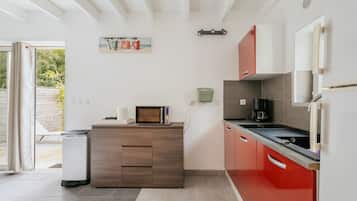 Jääkaappi, mikroaaltouuni, liesi, kahvin-/teenkeitin