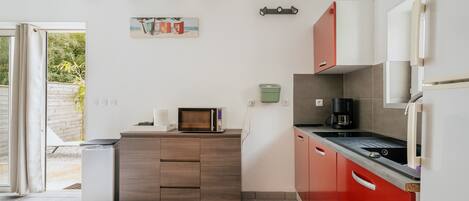 Fridge, microwave, stovetop, coffee/tea maker