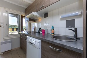 Réfrigérateur, four à micro-ondes, surface de cuisson, lave-vaisselle