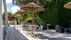 Outdoor dining - Mobile Home for 6 with Shared Pool and Private Terrace (Saint-Hilaire-de-Riez)