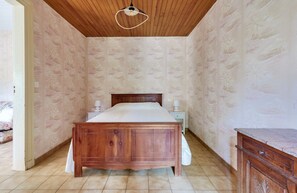 2 habitaciones y tabla de planchar con plancha 