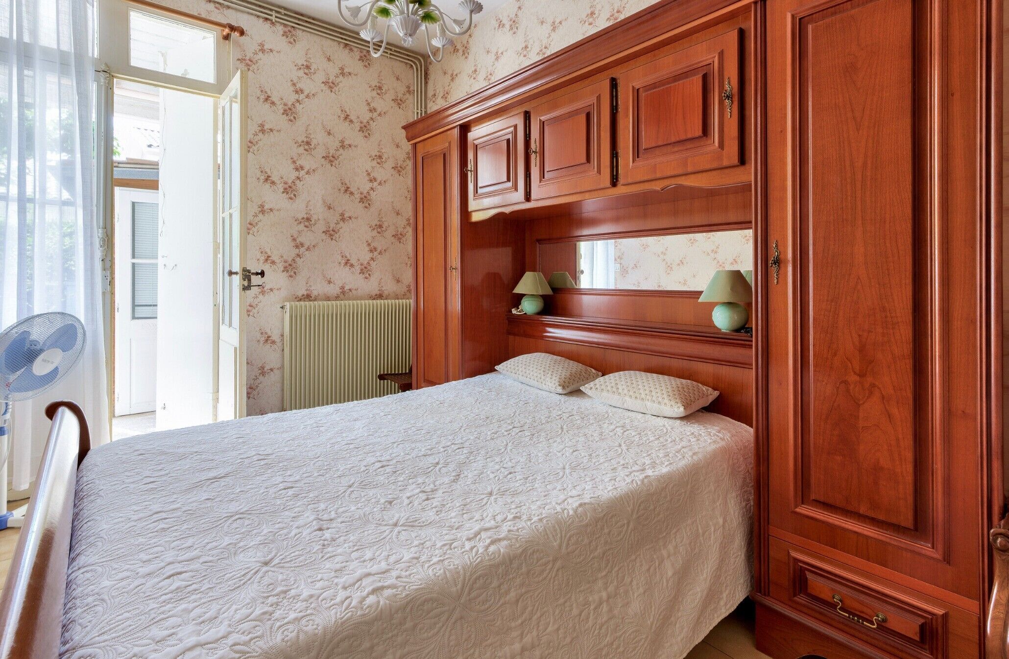 2 chambres, fer et planche à repasser