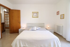 1 habitación, tabla de planchar con plancha, wifi gratis y ropa de cama 