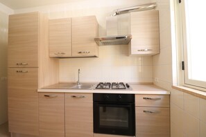 Kühlschrank, Ofen, Herdplatte, Hochstuhl