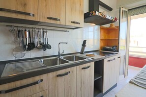 Kühlschrank, Herdplatte, Hochstuhl, Kochgeschirr/Geschirr/Besteck