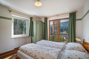 2 bedrooms, free WiFi, bed sheets - Apartment 'Silbernagl Direkter Blick Zum See' with Lake View, Shared Terrace and Wi-Fi (Issinger Weiher)
