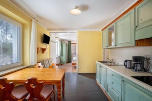 Interior - Apartment 'Silbernagl Direkter Blick Zum See' with Lake View, Shared Terrace and Wi-Fi (Issinger Weiher)