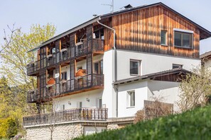 Exterior - Apartment 'Silbernagl Direkter Blick Zum See' with Lake View, Shared Terrace and Wi-Fi (Issinger Weiher)