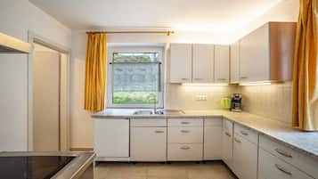Fridge, stovetop, coffee/tea maker, electric kettle