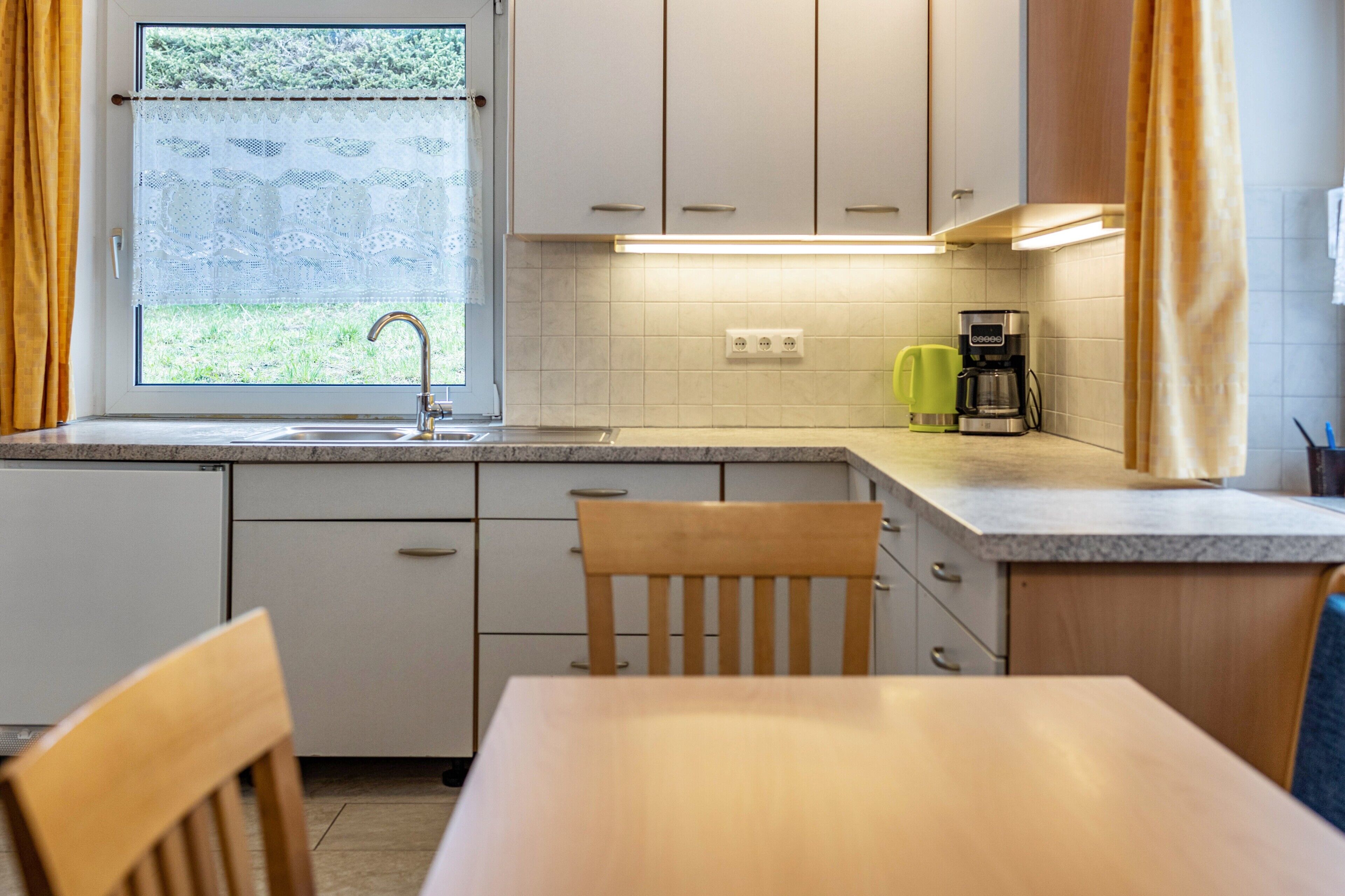 Refrigerador, parrilla de estufa, cafetera y tetera y tetera eléctrica 