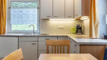 Refrigerador, parrilla de estufa, cafetera y tetera y tetera eléctrica