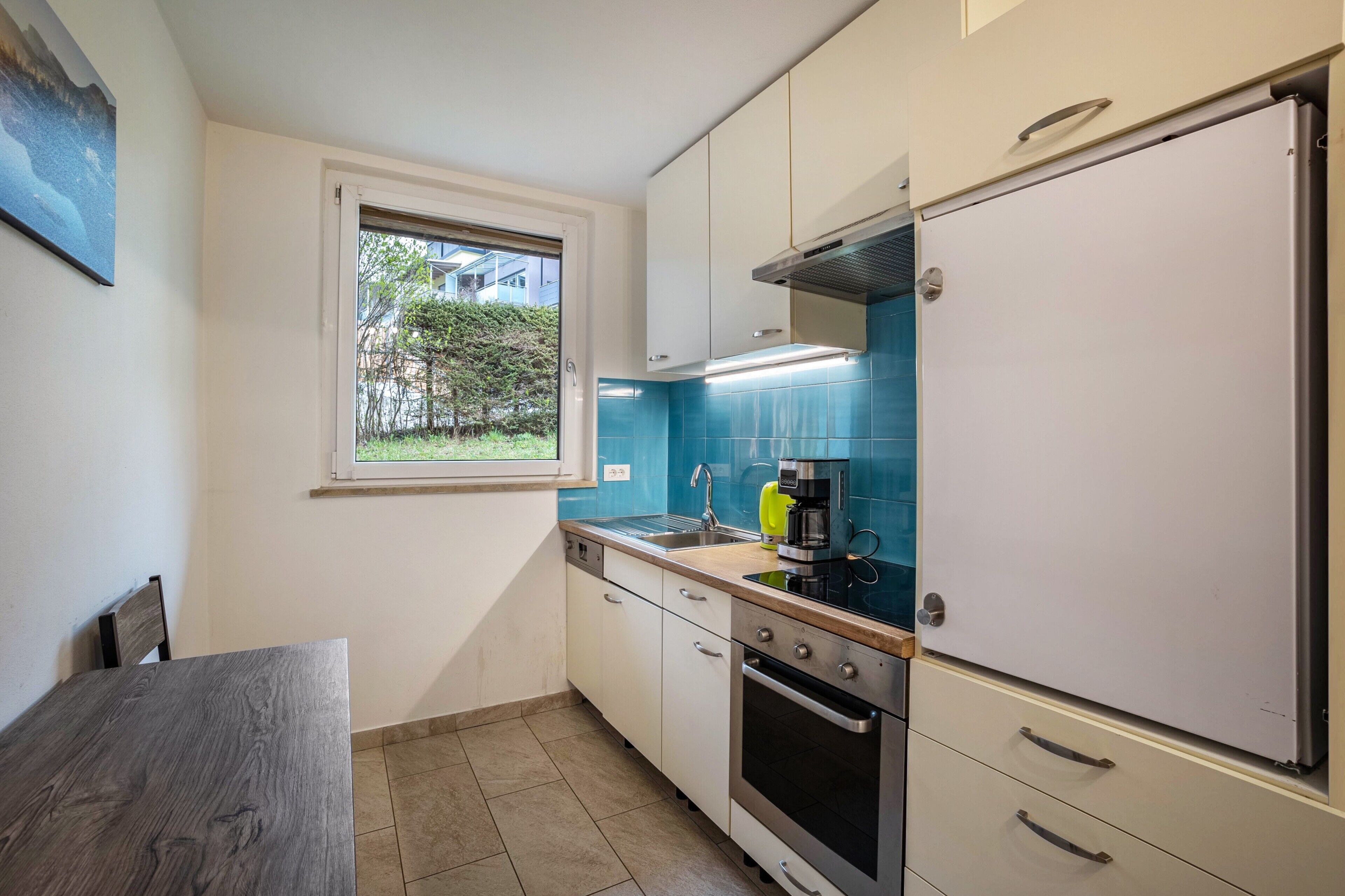 Jääkaappi, mikroaaltouuni, uuni, liesi