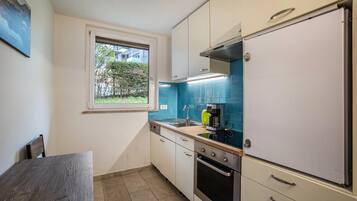 Jääkaappi, mikroaaltouuni, uuni, liesi