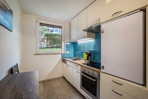 Jääkaappi, mikroaaltouuni, uuni, liesi