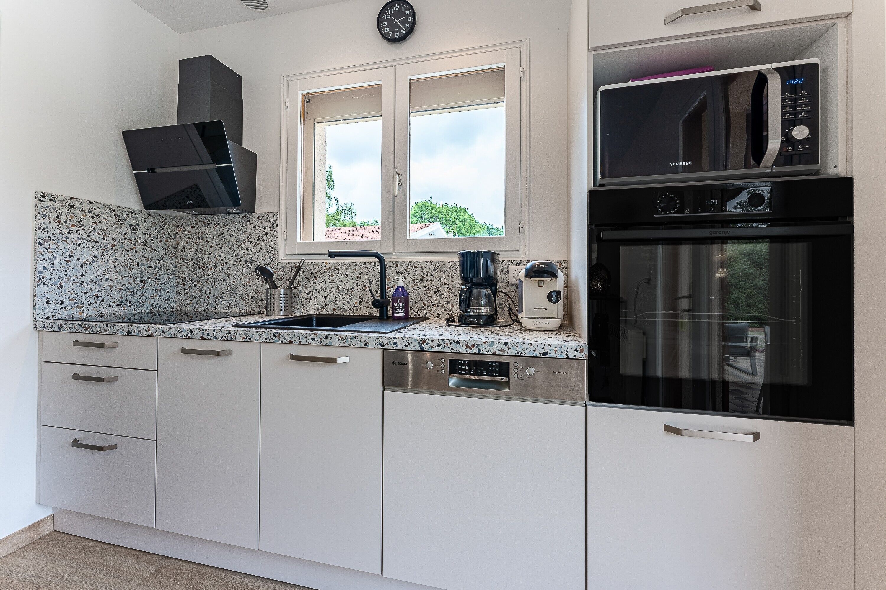 Refrigerador, microondas, horno y parrilla de estufa 