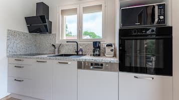 Refrigerador, microondas, horno y parrilla de estufa