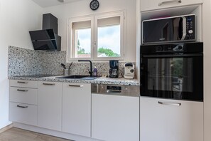 Refrigerador, microondas, horno, placa de cocina