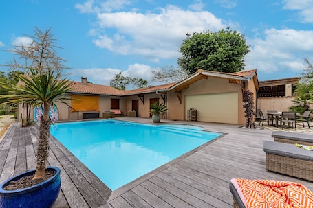 Pool. La Farniente – Green House with Saltwater Pool, Close to the Médoc Beaches