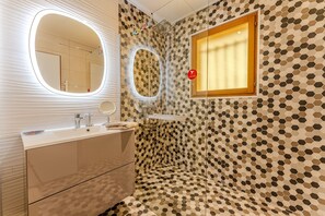 Douche, sèche-cheveux, serviettes fournies