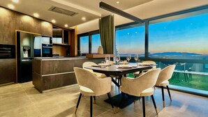Une cuisine moderne avec un coin repas donnant sur un paysage magnifique.
