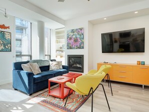 スマートテレビ、暖炉、ミュージックライブラリ