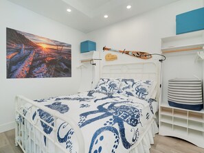 1 bedroom, iron/ironing board, free WiFi, bed sheets - Seastar Getaway - a south facing, light and art filled immaculate condo by Victoria Prime! (Victoria)