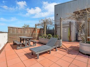 Outdoor dining - Seastar Getaway - a south facing, light and art filled immaculate condo by Victoria Prime! (Victoria)