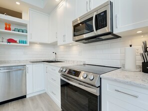 冷蔵庫、電子レンジ、オーブン、コンロ