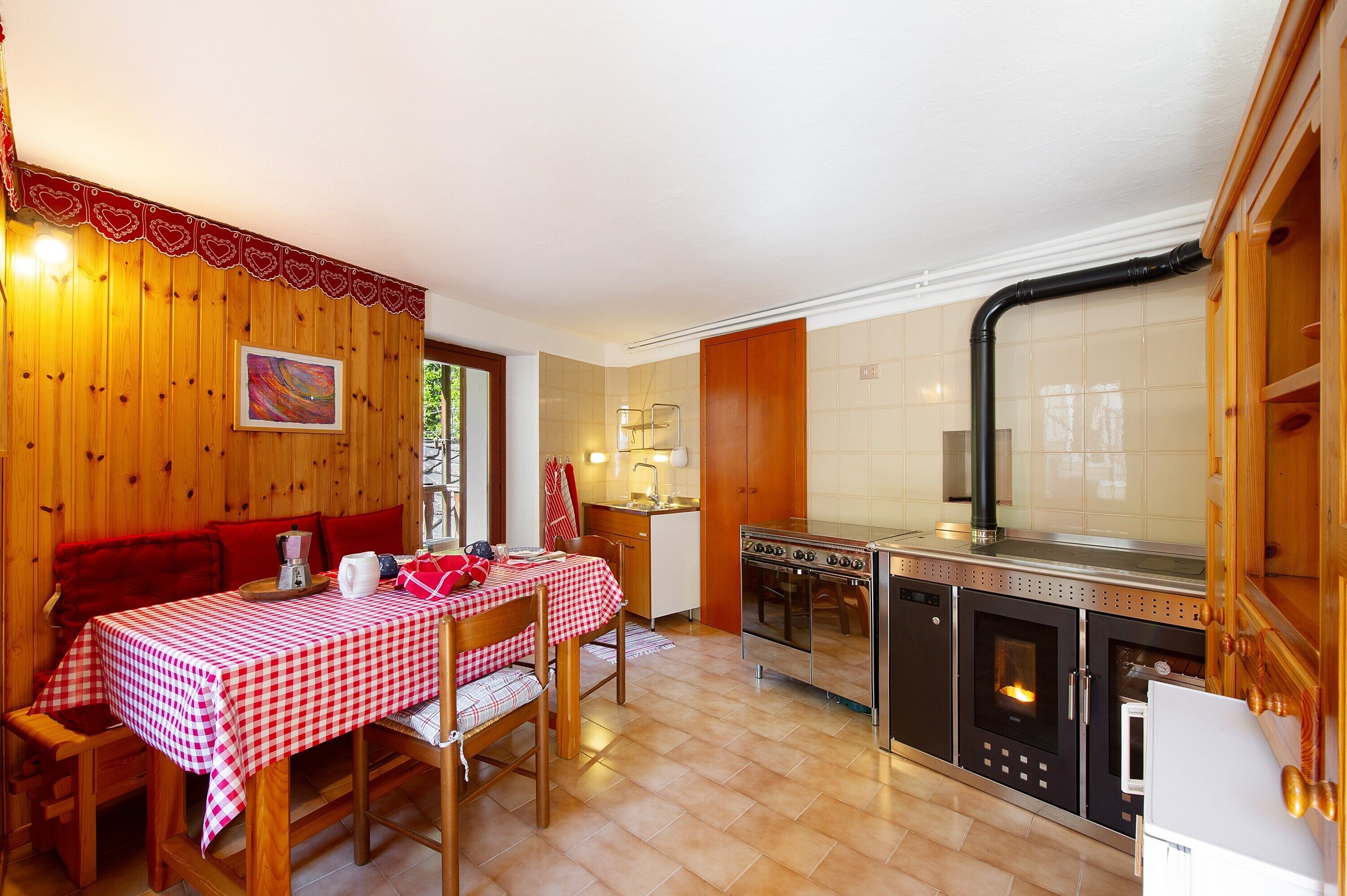 Frigorifero, forno, piano cottura, bollitore elettrico