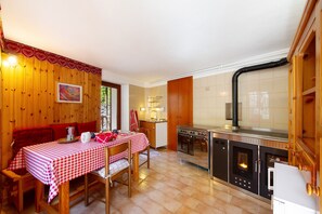 Een koelkast, een oven, een kookplaat, een waterkoker