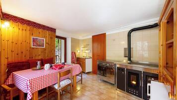 Réfrigérateur, four, plaque de cuisson, bouilloire électrique