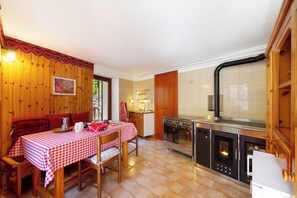 Réfrigérateur, un four, surface de cuisson, bouilloire électrique