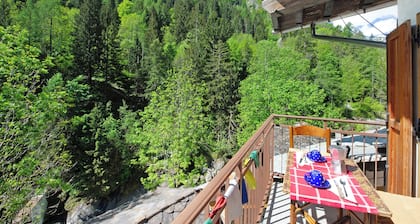 Ferienhaus 'Casa Savin' mit Bergblick, privatem Garten und Balkon