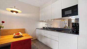 Kühlschrank, Mikrowelle, Herdplatte, Geschirrspüler