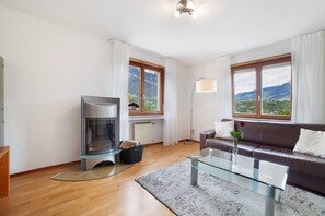 Una televisión, una chimenea, una mesa de tenis de mesa