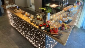 A buffet setup with various food items, condiments, and utensils. - Apartment 'Faselehof  Amelia' with Mountain View, Shared Pool and Wi-Fi (Marlengo)