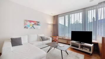 Fernseher, Tischtennisplatte