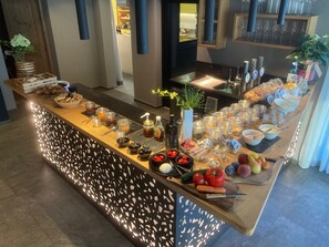 Dining - Studio Apartment 'Faselehof Loftapartment Carat' with Mountain View, Shared Pool and Wi-Fi (Marlengo)