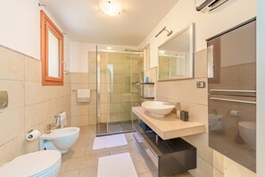 Shower, hair dryer, towels - Dimora Smeralda Golfo Aranci – Central Location and Beach with Private Terrace (Golfo Aranci)