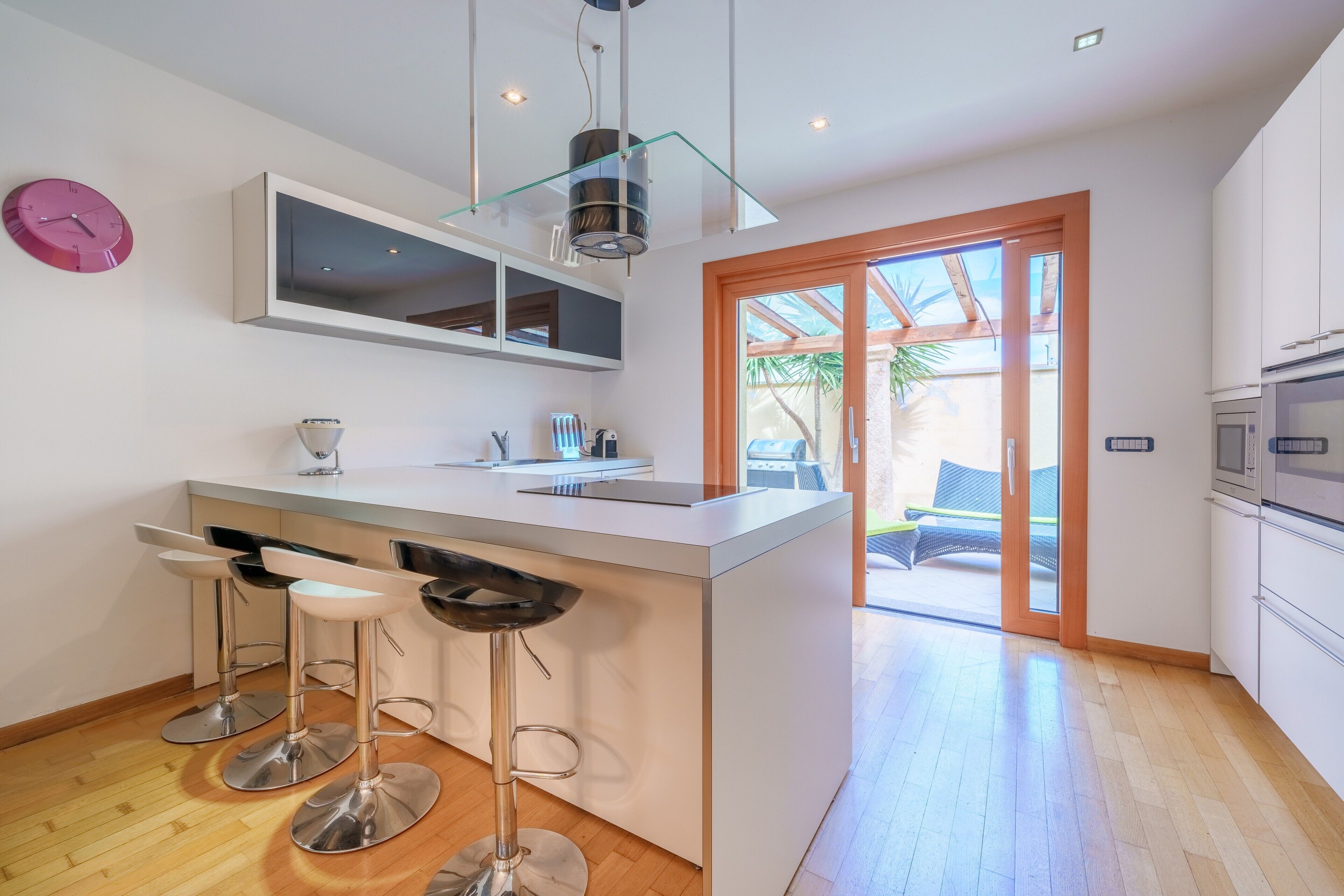 ثلاجة، فرن، موقد طهي مسطح، غسالة أطباق