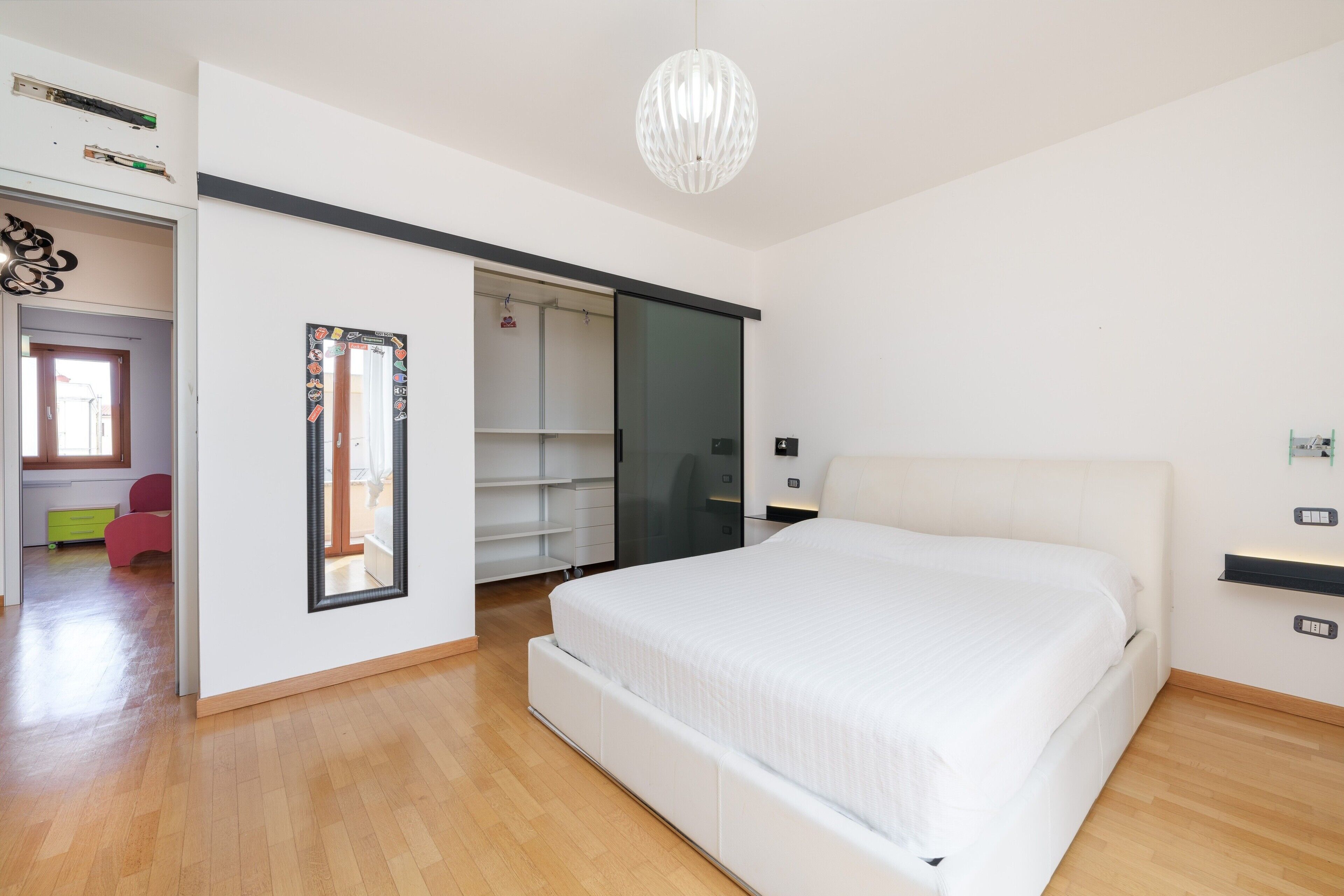 3 slaapkamers, een strijkplank/strijkijzer, gratis wifi, beddengoed