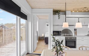 Herdplatte, Geschirrspüler, Wasserkocher mit Kaffee-/Teezubehör