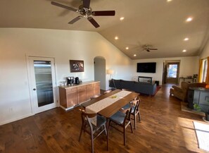 Smart-tv, eldstad och datorskärmar