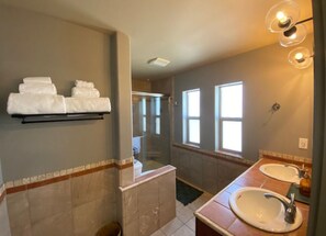 Dusche, Haartrockner, Handtücher, Seife