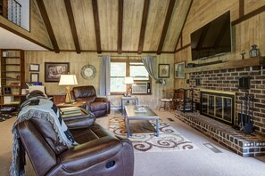 Fireplace - Great lake views, super fast WiFi, Lake/Dock access (Butler)