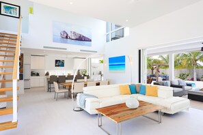 Una televisión, un reproductor estéreo