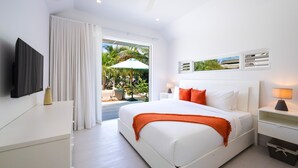 Une chambre d’hôtel moderne dotée d’un grand lit, de murs blancs, d’un téléviseur à écran plat et offrant une vue sur l’extérieur.