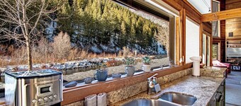 River House - 4BD Riverfront, Hot Tub, Near SV Ski Lifts!